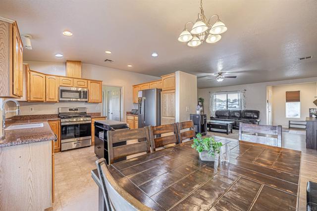 21540 Ives Dr, California City CA: https://media.crmls.org/mediaz/6c24e232-0361-4931-ba6a-ce373b658b5d.jpg
