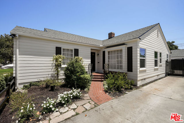 3860 Hepburn Avenue, Los Angeles CA: https://media.crmls.org/mediaz/6c25f28d-afff-4b65-aebd-9607f064a581.jpg