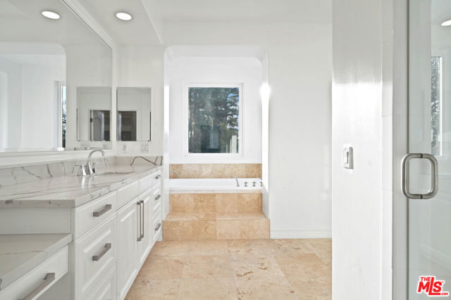 5309 Louise Avenue, Encino CA: https://media.crmls.org/mediaz/6c2626de-4ed7-44ee-8eec-81d2f92f0877.jpg