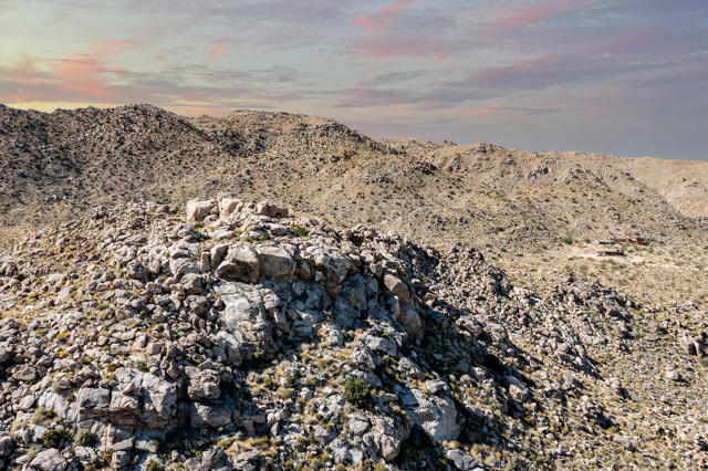 61093 Prescott Trail, Joshua Tree CA: https://media.crmls.org/mediaz/6c262959-172f-4826-91fe-f83bf08e3fc4.jpg