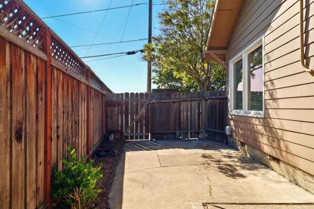640 17th Avenue, Santa Cruz CA: https://media.crmls.org/mediaz/6c267d1b-abd5-4b3c-a33d-4ce6be5fe034.jpg