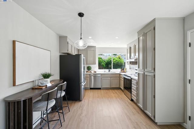 38645 Spetti Ct, Fremont CA: https://media.crmls.org/mediaz/6c26b0f5-11e5-4218-acb0-222d7e995cbd.jpg