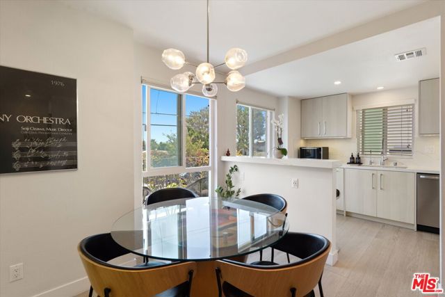 737 Pier Avenue, Santa Monica CA: https://media.crmls.org/mediaz/6c26c2b9-91b6-461d-b461-3b8de76ad12b.jpg