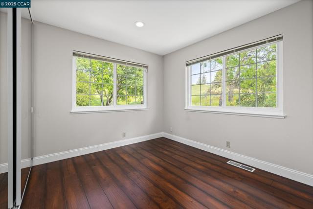 1092 Hillendale Ct, Walnut Creek CA: https://media.crmls.org/mediaz/6c26d59b-9a83-4f4b-b697-456ed23ef813.jpg