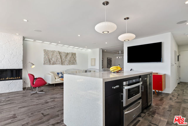 27400 Pacific Coast Highway, Malibu CA: https://media.crmls.org/mediaz/6c27135e-517c-4ffe-8d34-8d0b03d28f5a.jpg