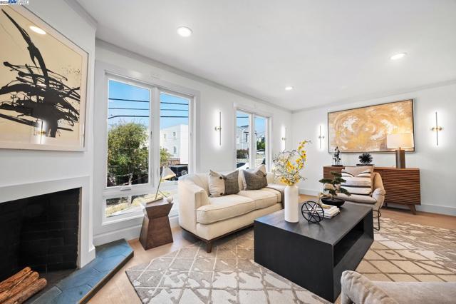 282 Bright St, San Francisco CA: https://media.crmls.org/mediaz/6c2729be-83d7-4939-80f8-d84364f23891.jpg