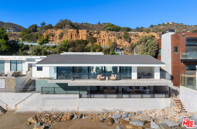 31388 Broad Beach Road, Malibu CA: https://media.crmls.org/mediaz/6c275c71-51a5-46f7-ba1d-03e23d6e2ad0.jpg