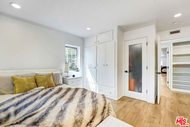 6409 Graves Avenue, Lake Balboa CA: https://media.crmls.org/mediaz/6c294efc-cef6-4098-9255-9d17ee7193b9.jpg