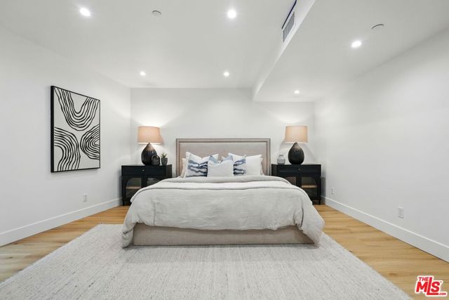 913 913 1/2 N Beverly Glen Boulevard, Bel Air CA: https://media.crmls.org/mediaz/6c2a2a87-76ec-4053-b05e-baa981c11309.jpg