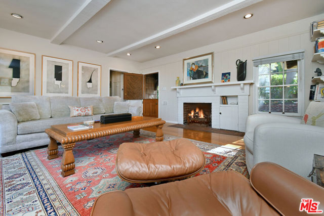 15213 Del Gado Drive, Sherman Oaks CA: https://media.crmls.org/mediaz/6c2a86f9-01b9-4382-a852-acadc5efc75f.jpg