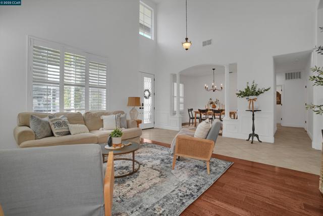 2856 Gardenside Ct, Brentwood CA: https://media.crmls.org/mediaz/6c2af05e-3375-4feb-a2f8-211fcea79488.jpg