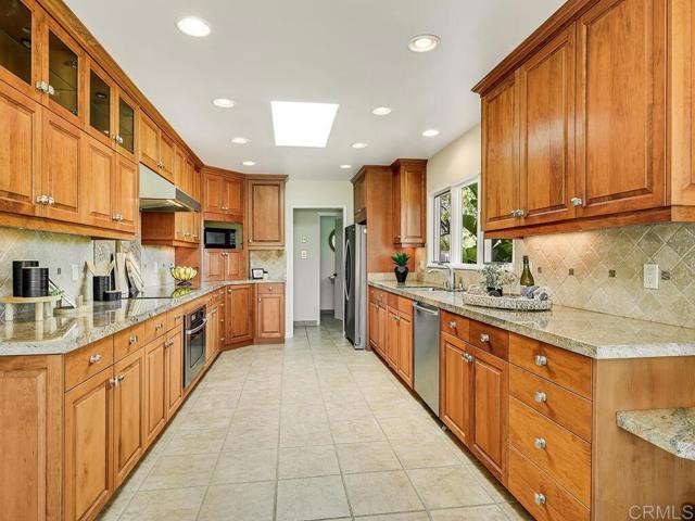 6418 Paseo Delicias, Rancho Santa Fe CA: https://media.crmls.org/mediaz/6c2b0dbb-86ce-41cc-a57f-3c0efb03f49f.jpg