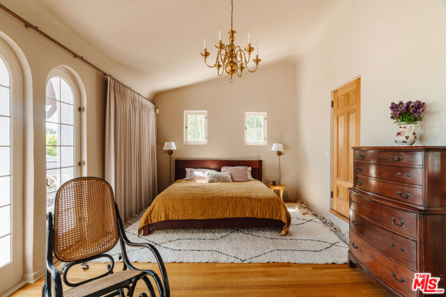 5163 Franklin Avenue, Los Angeles CA: https://media.crmls.org/mediaz/6c2b18fc-42b3-42b1-89bb-f7f57120618b.jpg