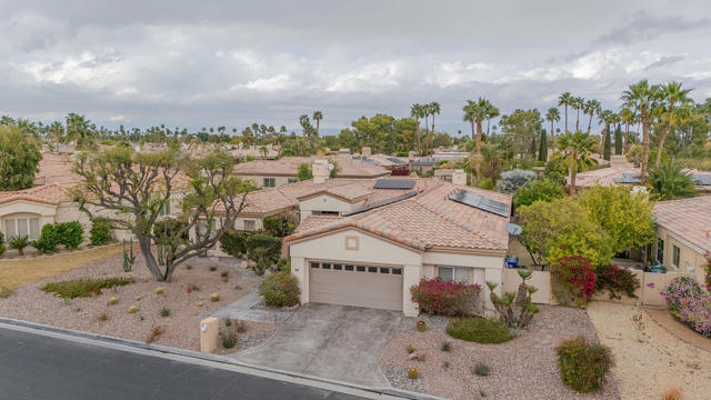 64 Laken Lane, Palm Desert CA: https://media.crmls.org/mediaz/6c2b4fd4-b830-48cb-99c4-1ff702eba315.jpg