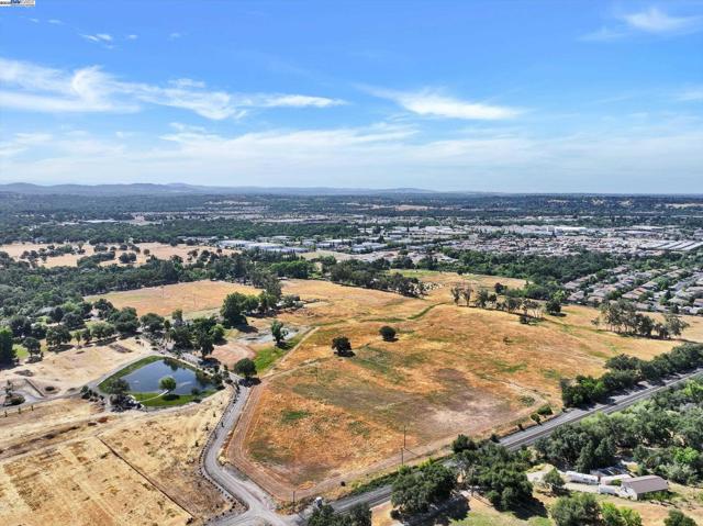 4072 Whitney Vista Ln, Rocklin CA: https://media.crmls.org/mediaz/6c2be7f5-ce01-4fce-8826-7fbb4ed01da7.jpg