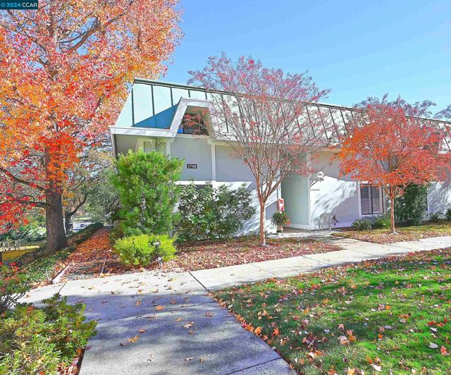 2748 Tice Creek Dr, Walnut Creek CA: https://media.crmls.org/mediaz/6c2c2268-12e4-4dfe-ae51-005f302e7003.jpg