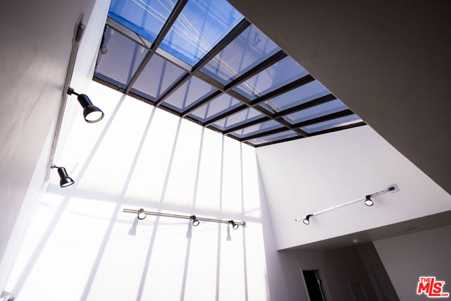 21329 Mulholland Drive, Woodland Hills CA: https://media.crmls.org/mediaz/6c2d89d1-a9df-46bb-b22d-1f204e9b9e40.jpg