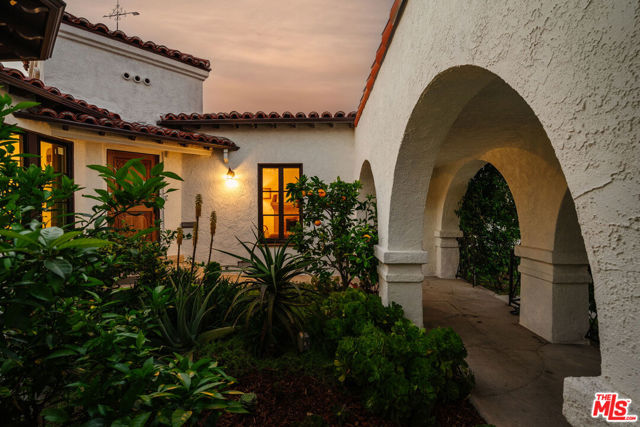 3975 Sutro Avenue, Los Angeles CA: https://media.crmls.org/mediaz/6c2e1466-dc35-40ea-979b-5404a6dd299e.jpg