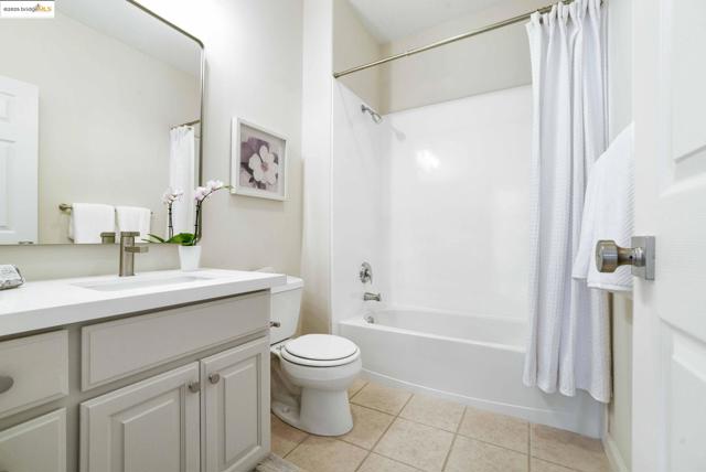 661 Via Rialto, Oakland CA: https://media.crmls.org/mediaz/6c2ed392-a79a-473f-bfce-91c023a98a15.jpg