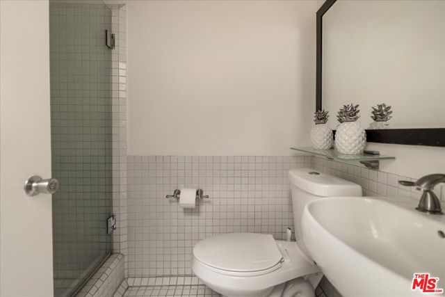 6530 Lakeridge Road, Los Angeles CA: https://media.crmls.org/mediaz/6c2ed9cc-e900-47cb-bb8e-64c8eb4ce6b1.jpg