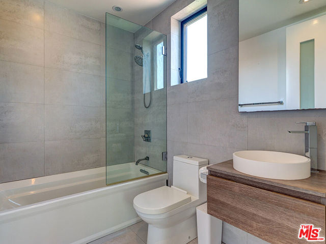 6360 Maryland Drive, Los Angeles CA: https://media.crmls.org/mediaz/6c2f8b03-278c-45f0-a717-e7fb63a4d301.jpg