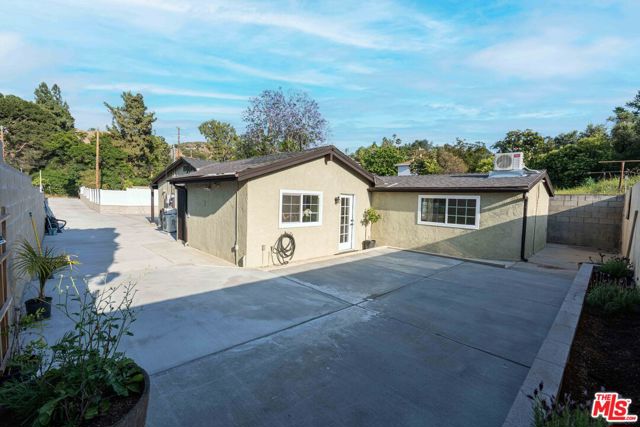 9701 Wheatland Avenue, Sunland CA: https://media.crmls.org/mediaz/6c30f5a9-3f9b-40c6-ae2a-88142ae325ba.jpg