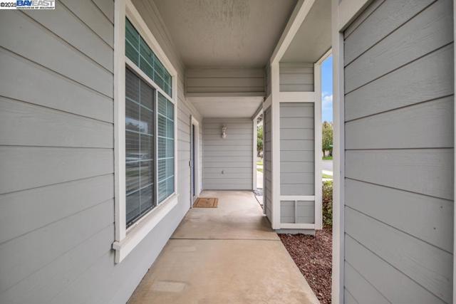 9193 Bungalow Way, Elk Grove CA: https://media.crmls.org/mediaz/6c3154c7-a050-425e-91be-d4479a63a0e0.jpg
