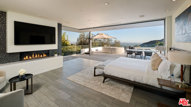 7080 W MULHOLLAND Drive, Los Angeles CA: https://media.crmls.org/mediaz/6c319b4b-cdb2-484a-9d8e-354ffea7ef77.jpg