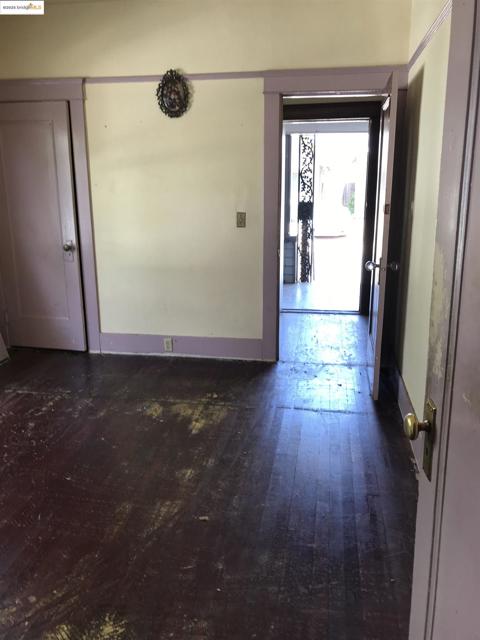 5607 Edgerly St, Oakland CA: https://media.crmls.org/mediaz/6c3255cd-8e32-459a-a01f-b2bd8aa46903.jpg