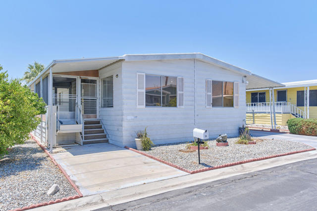 14777 Palm Drive, Desert Hot Springs CA: https://media.crmls.org/mediaz/6c329f9f-4f7f-4071-9ea7-93d85e42a774.jpg
