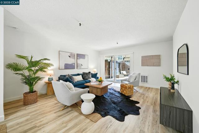 325 Lenox Ave, Oakland CA: https://media.crmls.org/mediaz/6c332e11-ad17-4369-abd9-566972f01901.jpg