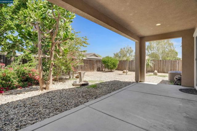1030 Clear Lake Dr, Oakley CA: https://media.crmls.org/mediaz/6c34243b-b866-4a0c-b2a5-46e59a940810.jpg