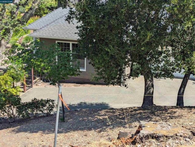13 St James Court, Orinda CA: https://media.crmls.org/mediaz/6c358582-32e9-4e04-8524-78c7927eb08d.jpg