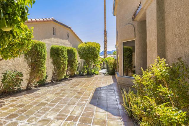 48509 ViA Encanto, La Quinta CA: https://media.crmls.org/mediaz/6c35fca6-b073-412c-97d4-9162fa4ed65a.jpg