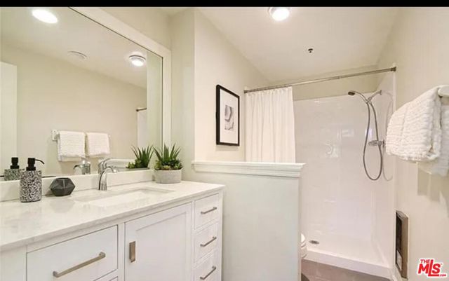 880 1st Street, Los Angeles, California 90012, 2 Bedrooms Bedrooms, ,2 BathroomsBathrooms,Condominium,For Sale,1st,24431939