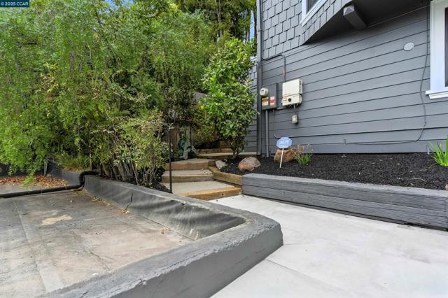 5020 Golden Gate Ave, Oakland CA: https://media.crmls.org/mediaz/6c36ecc9-1851-48dd-af95-8ffb06cff99c.jpg