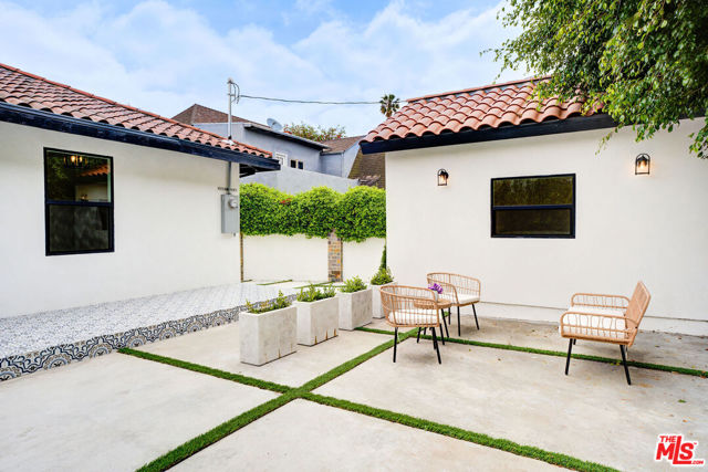 1027 S Lucerne Boulevard, Los Angeles CA: https://media.crmls.org/mediaz/6c37279d-79c6-4a16-a635-1028c5efbb30.jpg