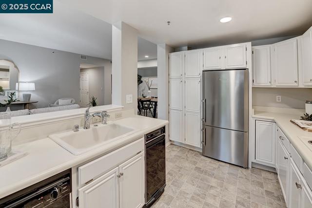 1840 Tice Creek Dr, Walnut Creek CA: https://media.crmls.org/mediaz/6c372edb-8802-4366-b31a-2171ff1cead0.jpg