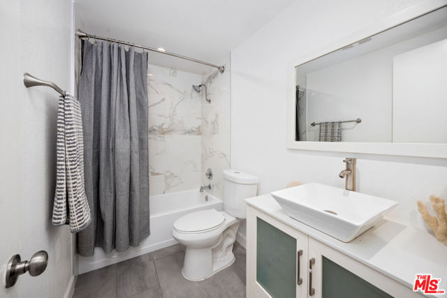 321 S San Vicente Boulevard, Los Angeles CA: https://media.crmls.org/mediaz/6c37bd3f-b7df-4eb6-8d5e-ca24bcedbe77.jpg