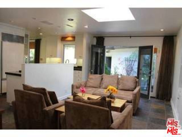 8049 Briar Summit Drive, Los Angeles CA: https://media.crmls.org/mediaz/6c37f19b-9903-45b1-8b86-1c4410f9ecb1.jpg