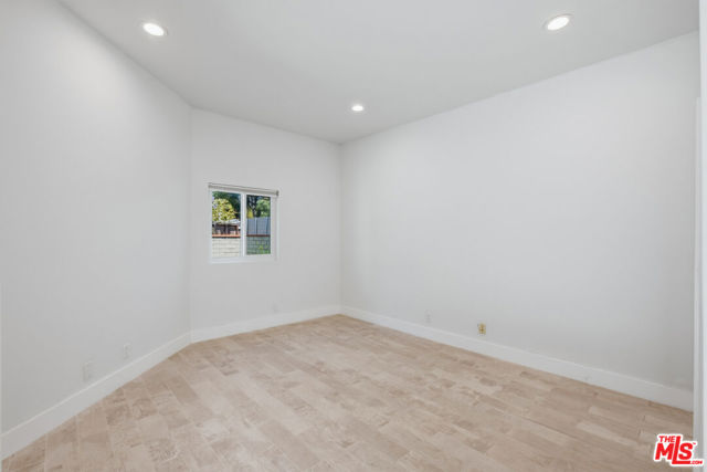 869 Warren Avenue photo 22