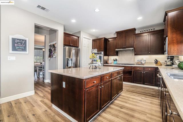 583 Sawgrass Way, Oakley CA: https://media.crmls.org/mediaz/6c38b24c-2bf4-44a8-a934-17521b515cfa.jpg