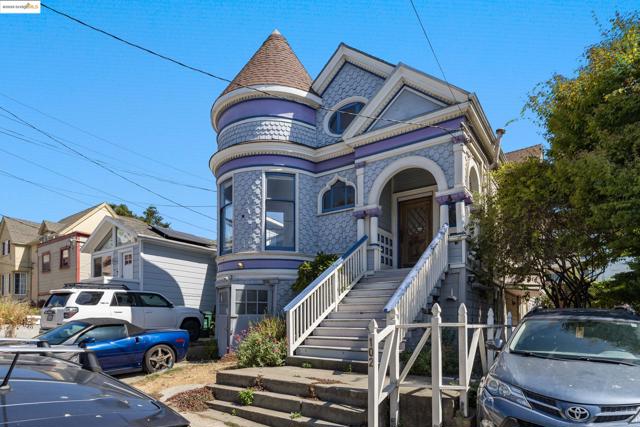 102 Hamilton Pl, Oakland CA: https://media.crmls.org/mediaz/6c39eb25-00ba-43ee-8c3d-9c822fe012da.jpg