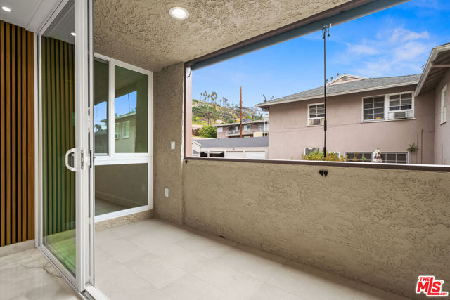 125 W Mountain Street, Glendale CA: https://media.crmls.org/mediaz/6c3a1f14-6e68-40be-9cd0-35d81ca95f79.jpg