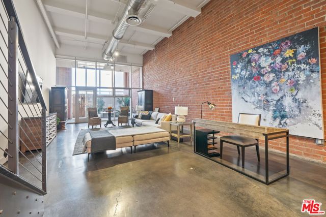 120 S Hewitt Street, Los Angeles CA: https://media.crmls.org/mediaz/6c3a9904-d4e5-4f17-b1b9-c7ef6c4cdd5a.jpg