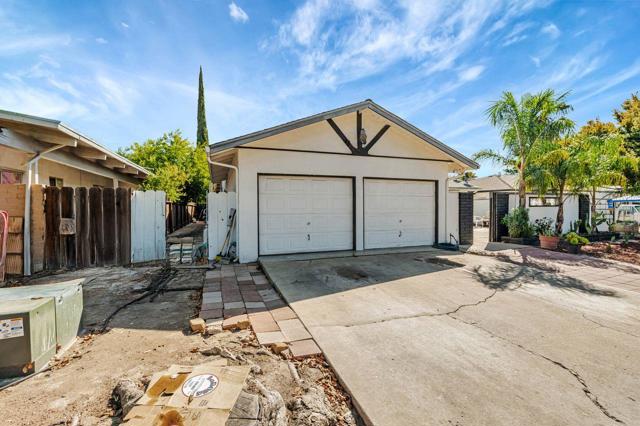 2210 San Blas Court, Modesto CA: https://media.crmls.org/mediaz/6c3aa8c6-edda-4a53-86ce-9e57288bfdf7.jpg