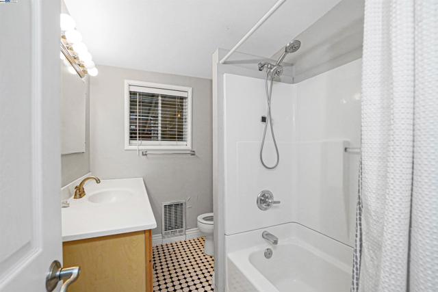 Image 10 of 29 For 772 Mcleod St