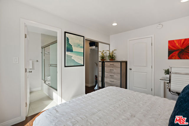1301 S Hudson Avenue, Los Angeles CA: https://media.crmls.org/mediaz/6c3bb3ca-7d90-4939-ab9f-42255270141e.jpg