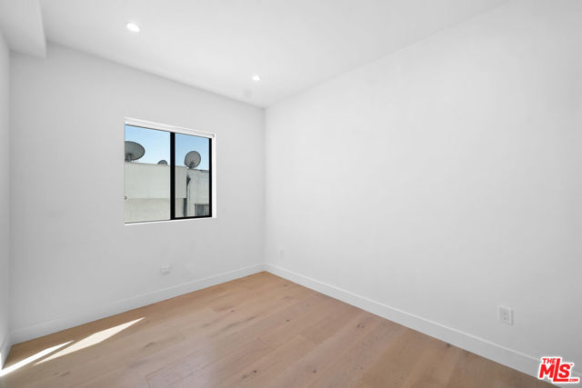 733 N Gramercy Place, Los Angeles CA: https://media.crmls.org/mediaz/6c3e2a41-851d-4bb4-b16f-32a37d0467f2.jpg