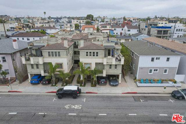 642 Hermosa Avenue, Hermosa Beach CA: https://media.crmls.org/mediaz/6c3f9804-0ea5-4caa-92ff-b564f083aa52.jpg